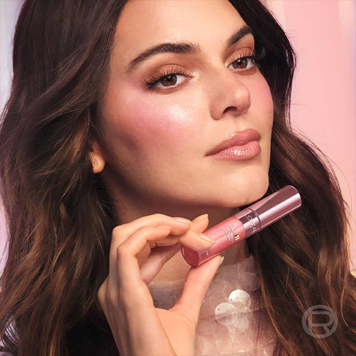 דוגמנית מציגה סומק נוזלי מסדרת לומי של לוריאל פריז